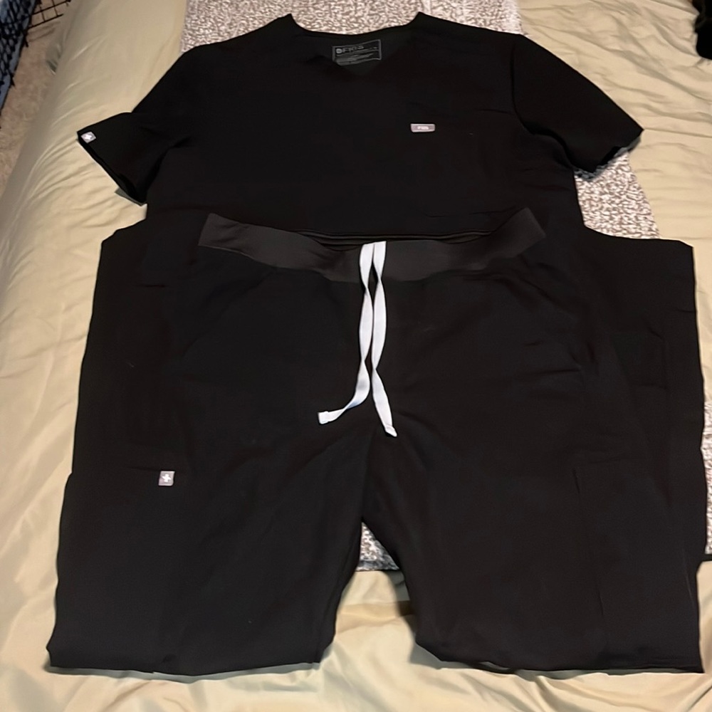 Men’s figs scrub set. Pants and top are size medium. Pants are bootcut style.
